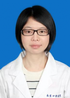 4月18日 南京市口腔医院牙周病科主任李艳芬教授到徐州一院坐诊